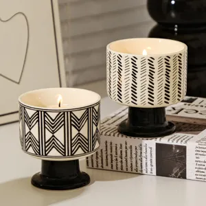 Keramik Duftkerzenbecher mit schwarz-weißen geometrischen Mustern und hohem Sockeldetail.