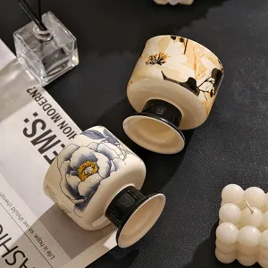 Erhöhte Keramiktasse mit Blumenmuster, ideal für Kaffee, Kerzen oder schöne Dekoration.