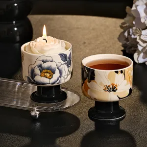 Detaillierte Ansicht der Keramik-Hochfuss-Aromatherapie-Kerzentasse mit elegantem Blumen-Print.