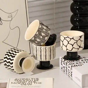 Nordische schwarz-weiße Keramik-Stielbecher-Sets für Desserts, Kerzen oder Kaffeestyling.