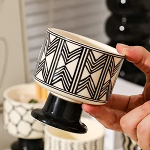 Nahaufnahme Detail eines nordischen Keramikkelchs mit schwarz-weißen geometrischen Mustern.
