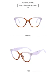 Vista detallada de gafas de sol geométricas grandes, diseño elegante con detalles de remaches.