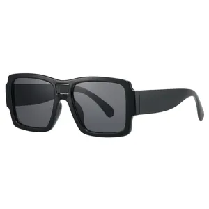 Lunettes de soleil carrees noires a monture epaisse avec double pont, style retro chic.
