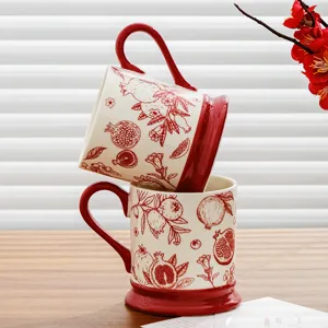 Retro keramikos koupa kafe set me kokkino rodi, eleganti koupa tsagiou gia doro spitiou.