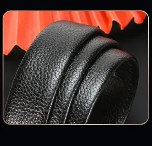 Gros plan détaillé de la surface de ceinture en cuir noir texturé, matériau de qualité.