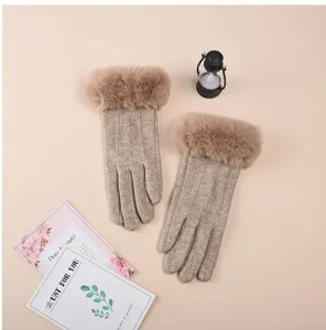 Gros plan de gants d'hiver chauds doublés avec détail de manchette en peluche et tricot.