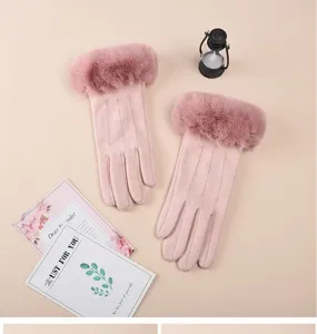 Gros plan de gants chauds en peluche polaire pour femmes d'hiver en rose, design doux.
