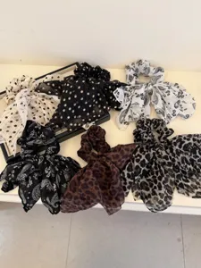 Coleteros de pelo vintage con estampado de cachemir lunares y leopardo con lazos largos.