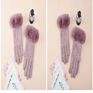 Vue détaillée de gants tactiles chauds d'hiver avec poignets en peluche et tissu doux tricoté.