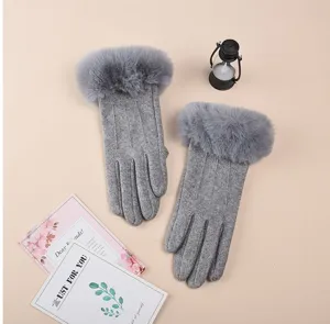 Vue détaillée de gants tactiles d'hiver pour femmes avec poignets en fausse fourrure.