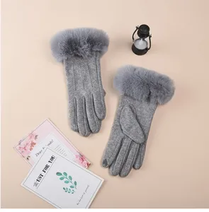 Gants tactiles gris pour femme avec poignets en fausse fourrure, vue détaillée bien plate.