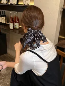 Vintage estampado cachemir coletero con cintas largas, elegante accesorio para el pelo de mujer.