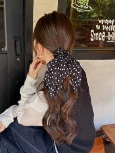Coletero de lunares con lazo de cinta largo, accesorio de pelo elegante para mujer.