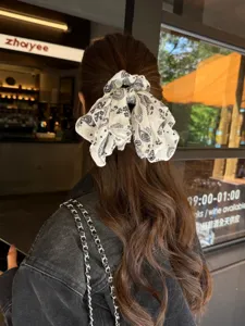 Coletero de pelo paisley retro con cinta larga, accesorio para el cabello en blanco y negro.
