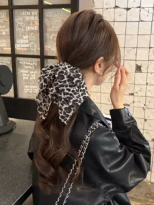 Coletero con estampado de leopardo y lazo largo, accesorio de pelo elegante para mujer.