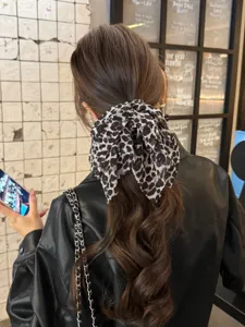Coletero de pelo con estampado de leopardo y lazo retro moda elegante accesorio mujer