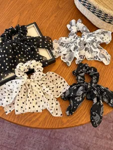 Detalle de coleteros retro de lunares y motivo cachemira con lazos largos para mujer.