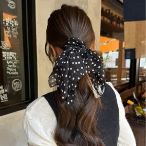 Coletero de pelo negro con lunares vintage y lazo largo, elegante accesorio para mujeres.