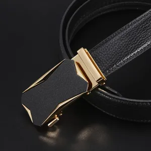 Cintura da uomo in pelle con cinturino nero testurizzato e fibbia automatica dorata elegante.