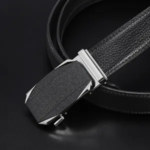 Ceinture en cuir noir pour homme avec boucle métallique automatique, style classique chic.