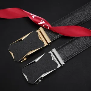 Cintura da uomo in vera pelle con fibbia automatica in lega, stile casual ed elegante.