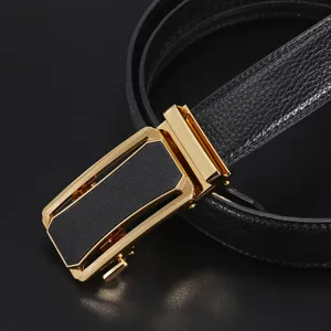 Herren Ledergürtel mit goldener Automatikschließe, schwarzer Riemen für Freizeit und Business.