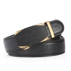 Ceinture en cuir pour homme avec boucle dorée automatique élégante et lanière en cuir noir.