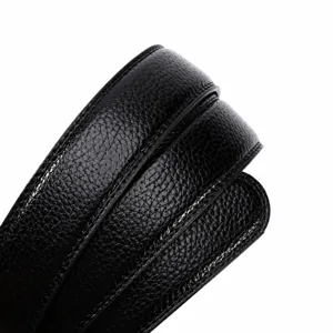 Cinturón de cuero de vaca genuino negro para hombre con textura fina y costuras limpias y pulidas.
