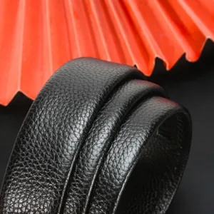 Ceinture en cuir noir pour homme enroulée design texturé élégant pour pantalon mode.