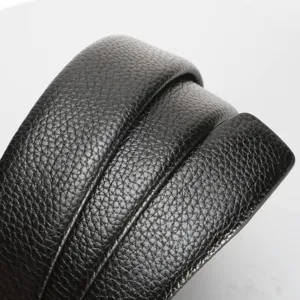 Herren schwarzer Ledergürtel mit feiner Narbenstruktur, eleganter und lässiger Hosengürtel.