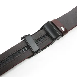 Herren Automatikschließe Ledergürtel Hauptansicht, klassischer brauner Riemen mit Metall.