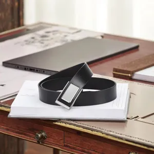 Ceinture pour homme en cuir noir avec boucle de plaque en métal argenté, élégante.