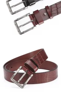 Détail de ceinture en cuir pour homme avec texture motif croco et boucle ardillon métal.