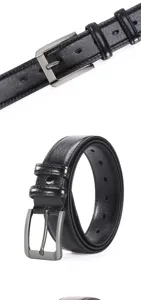 Gros plan détaillé de la ceinture en cuir noir pour homme avec boucle ardillon en alliage.