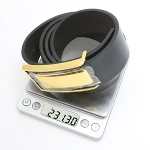 Ceinture homme en cuir noir avec boucle en alliage dore, style decontracte et professionnel.
