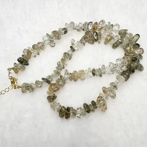 Primo piano dettaglio della collana di frammenti di cristallo naturale con chiusura.