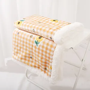 Kuschelige Haustierdecke mit gelbem Karo und Sonnenblumenstickerei, weiches Fleece für Tiere.