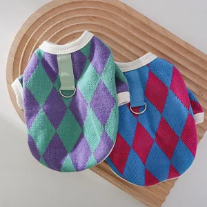 Joli pull à carreaux pour animal de compagnie avec anneau, vêtement tricoté pour chat en hiver.