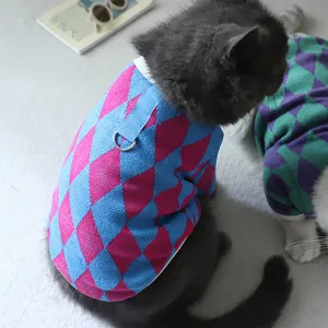 Pull pour chat en tricot losange avec anneau de laisse, vêtement chaud pour animal de compagnie.