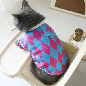 Vêtements de Chat en Tricot Argyle de Style Britannique Gilet à Deux Pattes Pull Avec Anneau de Harnais Pour Animaux