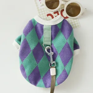 Pull pour animaux en tricot avec motif losanges et anneau de traction pour les chats.