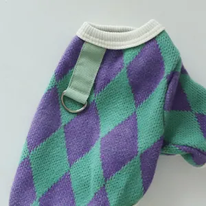 Doux pull en tricot pour chat avec motif argyle et anneau de laisse intégré pour hiver.
