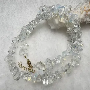 Collana di perle in pietre di cristallo naturale con chiusura dorata, elegante.