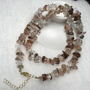 Collana di perle di cristallo naturale con chiusura dorata e catena di prolunga