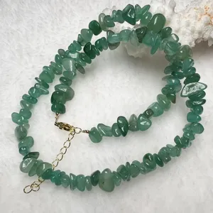 Collana di trucioli di cristallo verde naturale con chiusura in metallo dorato e catena
