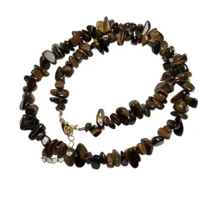 Collana con pietre preziose di occhio di tigre naturale a schegge con chiusura in metallo.