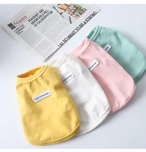Carino gilet estivo per animali domestici, abbigliamento colorato e traspirante vista dettaglio.