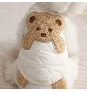 Detailopname van warm hondenvest met zachte teddybeer patch, gewatteerde en comfortabele huisdierkleding.