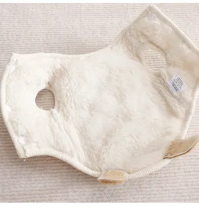 Gedetailleerd overzicht van het zachte binnenmateriaal en maatlabel van het fleece vest.