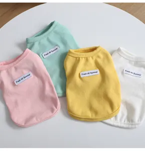 Dettaglio dei graziosi gilet estivi colorati per piccoli cani con etichetta tessuta unica.